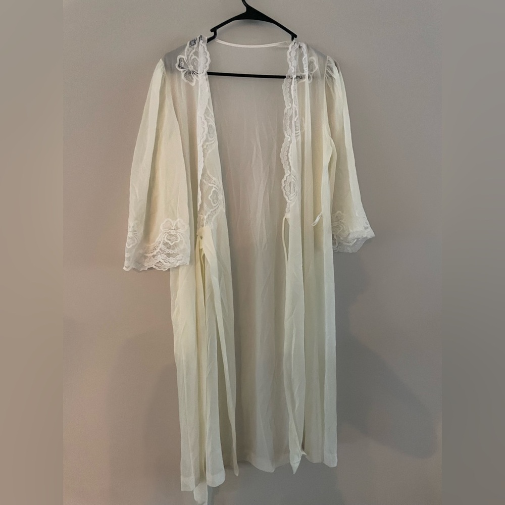 Elegant Cream Vintage Lace Trim Robe